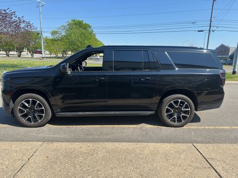 Used 2021 Chevrolet Suburban RST w/ Luxury Package image 11