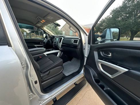 Used 2019 Nissan Titan SV w/ SV Convenience Package AWD/4WD image 22