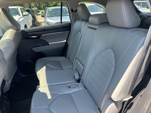 Used 2023 Toyota Highlander XLE AWD/4WD image 34