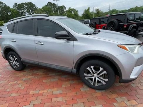 Used 2018 Toyota RAV4 LE FWD image 3