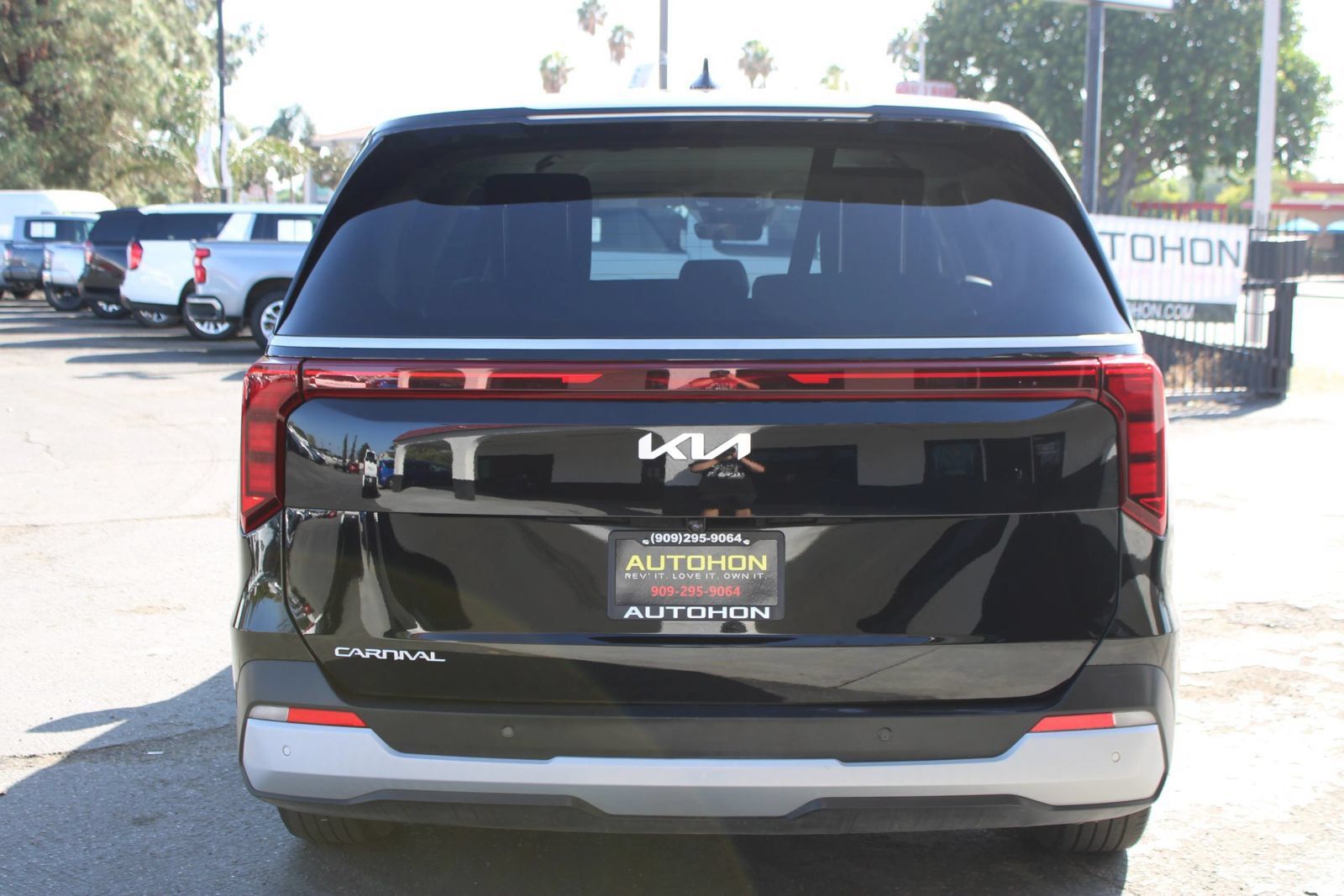 Used 2025 Kia Carnival FWD image 37