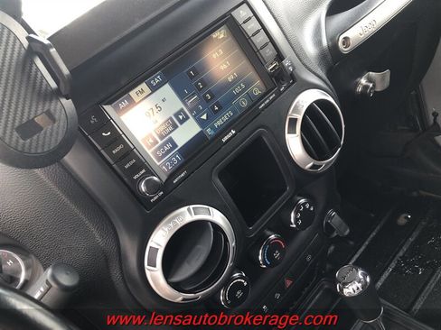 Used 2012 Jeep Wrangler Rubicon w/ Connectivity Group AWD/4WD image 13