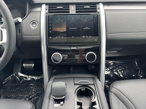 New 2025 Land Rover Discovery Dynamic SE image 17