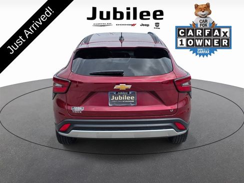 Used 2024 Chevrolet Trax LT w/ LT Convenience Package FWD image 3