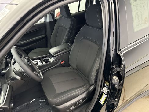Used 2023 Jeep Grand Cherokee Laredo w/ Luxury Tech Group I AWD/4WD image 11