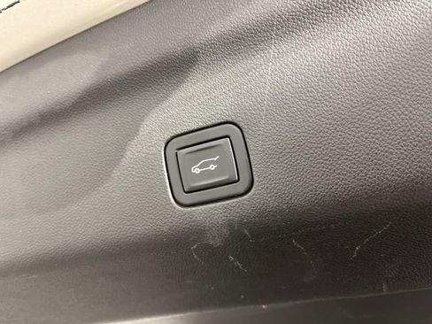 Used 2021 GMC Yukon Denali w/ Denali Premium Package image 12