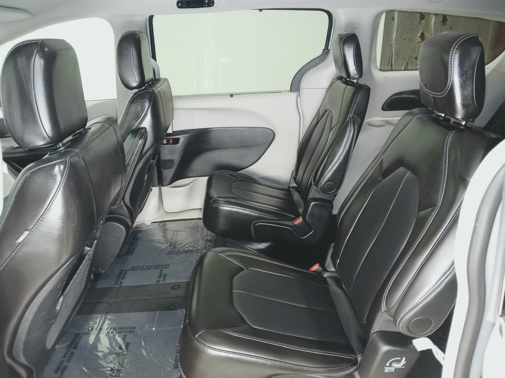 Used 2024 Chrysler Pacifica Touring-L FWD image 12