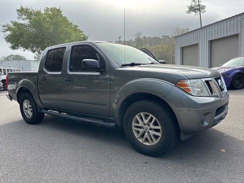 Used 2018 Nissan Frontier SV image 1