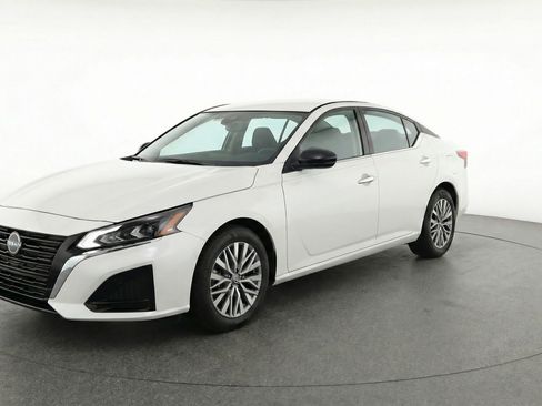 Used 2025 Nissan Altima 2.5 SV FWD image 3
