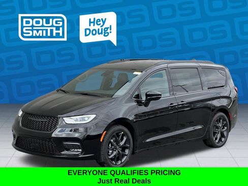 New 2026 Chrysler Pacifica Select image 1