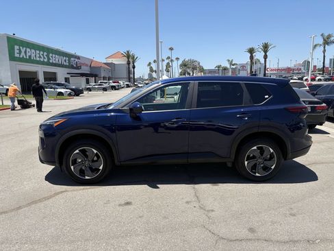Used 2025 Nissan Rogue SV AWD/4WD image 2