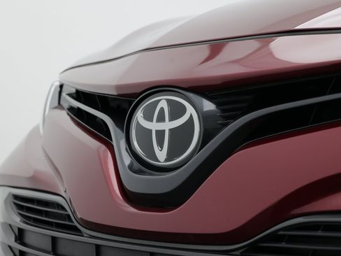 Used 2020 Toyota Camry LE FWD image 10