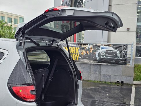 New 2026 Chrysler Pacifica Select image 8