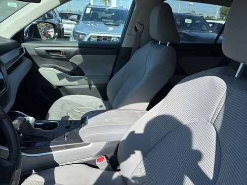 Used 2023 Toyota Highlander L image 9