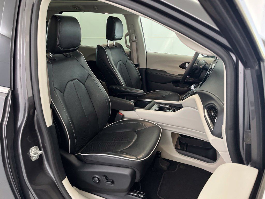 Used 2023 Chrysler Pacifica Limited FWD image 24