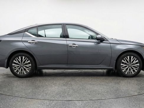 Used 2025 Nissan Altima 2.5 SV image 11