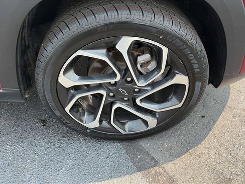 Used 2025 Chevrolet Trax RS w/ Driver Confidence Package FWD image 36