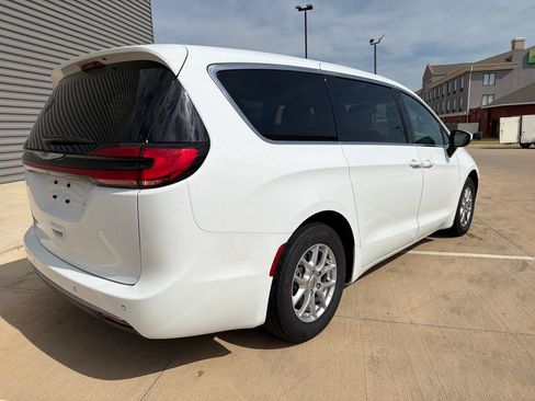 Used 2023 Chrysler Pacifica Touring FWD image 3