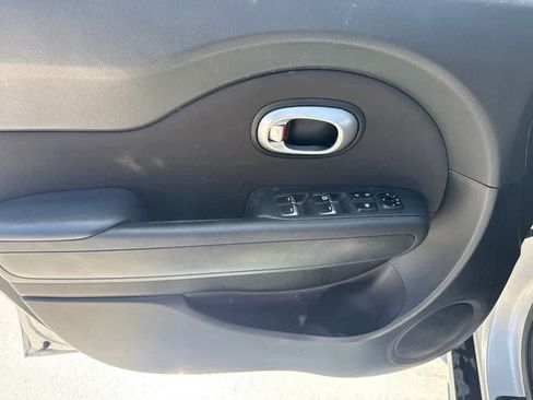 Used 2018 Kia Soul FWD image 11