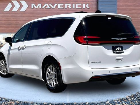 Used 2024 Chrysler Pacifica Touring-L FWD image 4