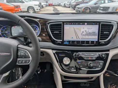 Used 2023 Chrysler Pacifica Limited w/ Uconnect Theater Family Group FWD image 21
