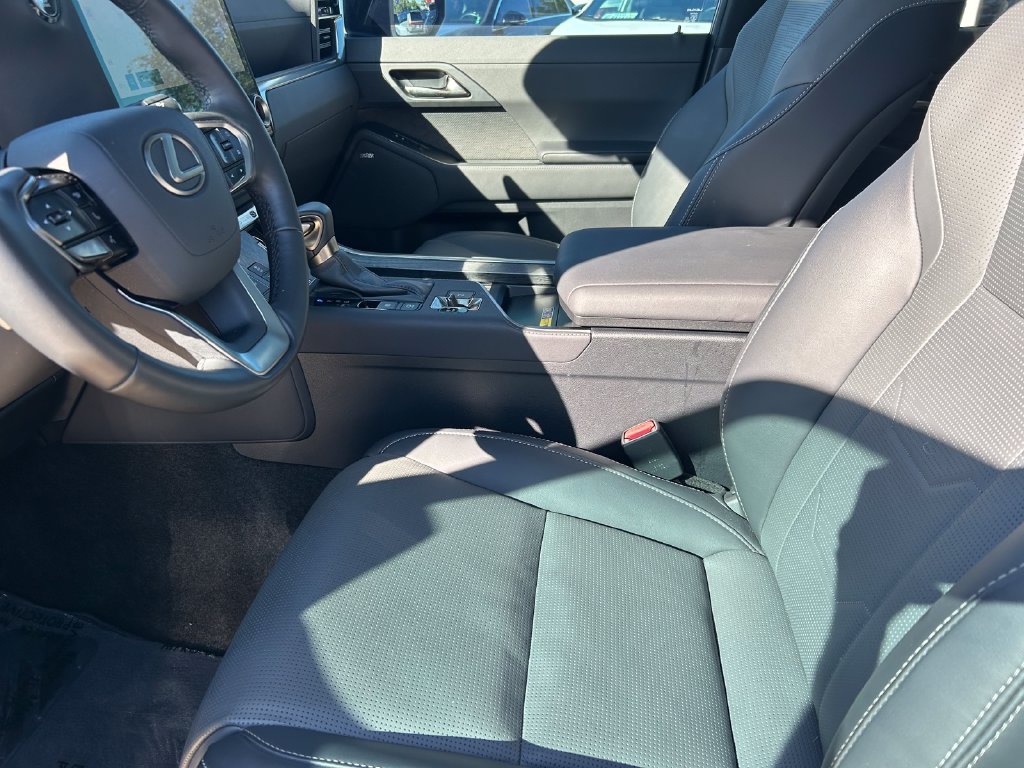 Used 2025 Lexus GX 550 w/ Accessory Package (31) AWD/4WD image 11