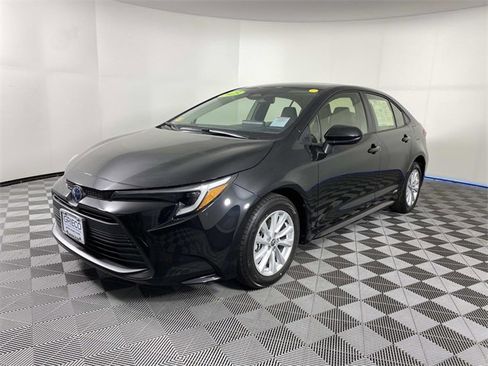 Used 2025 Toyota Corolla LE image 4