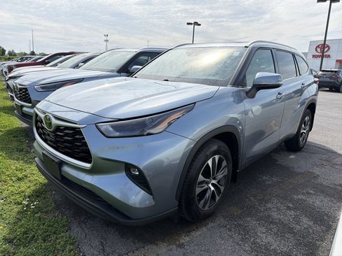Used 2022 Toyota Highlander XLE AWD/4WD image 4