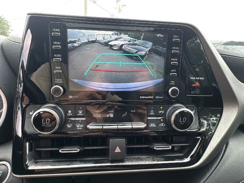 Used 2021 Toyota Highlander XLE AWD/4WD image 29