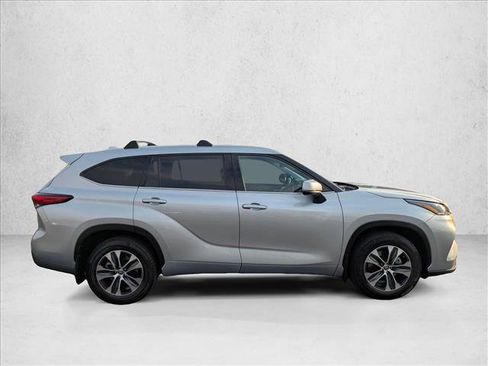 Used 2022 Toyota Highlander XLE AWD/4WD image 4