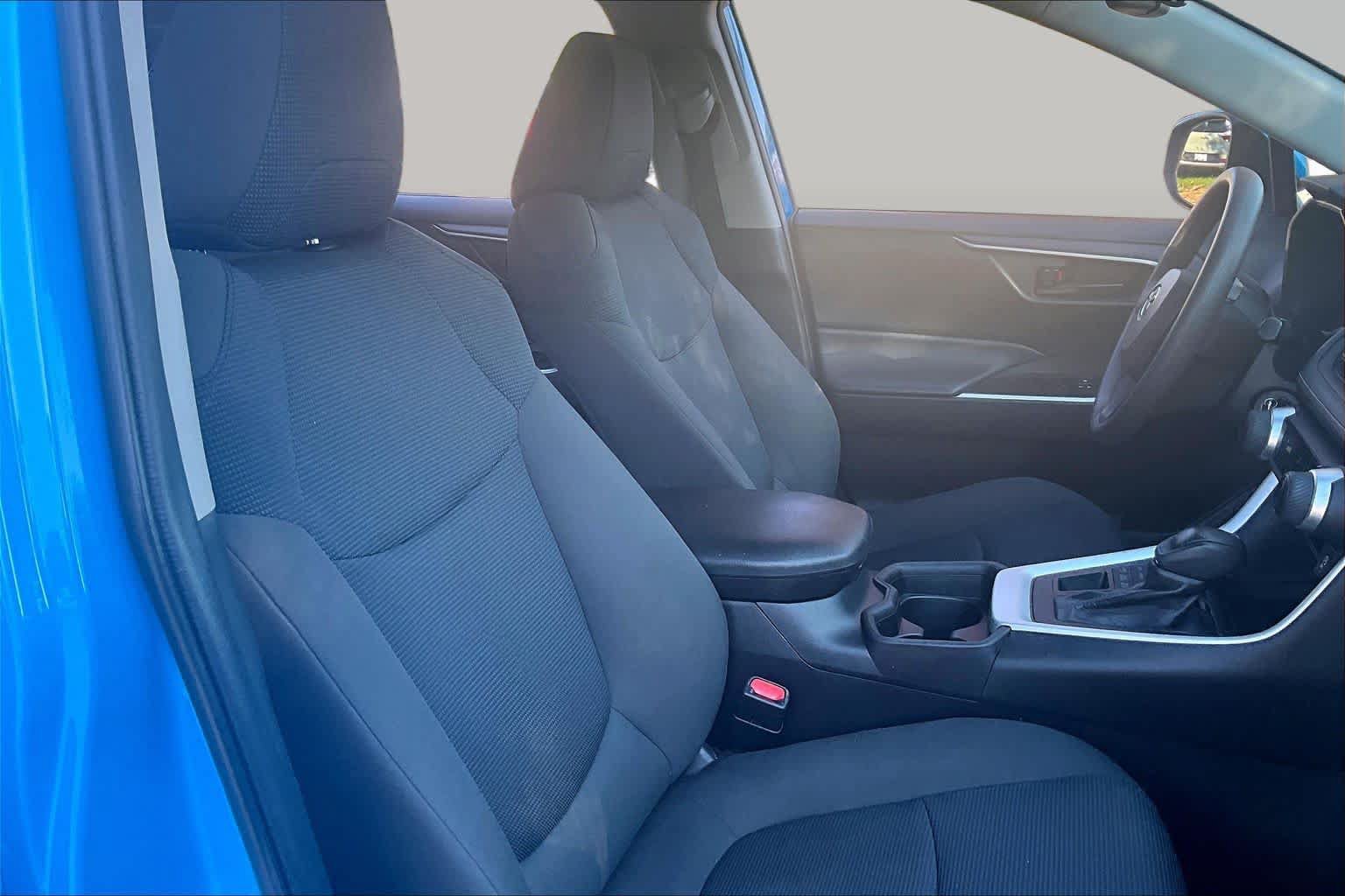 Used 2020 Toyota RAV4 LE w/ Carpet Mat Package AWD/4WD image 9