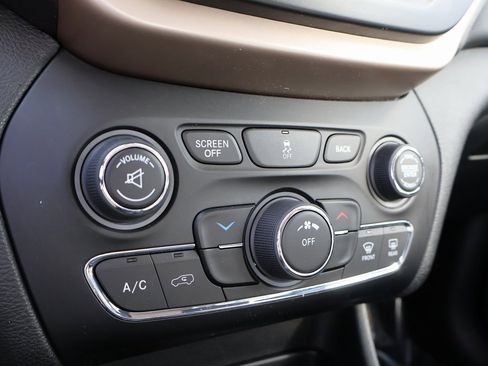 Used 2018 Jeep Cherokee Latitude image 34