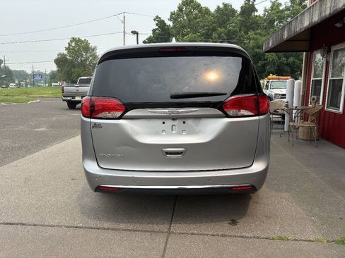Used 2018 Chrysler Pacifica Touring-L FWD image 15