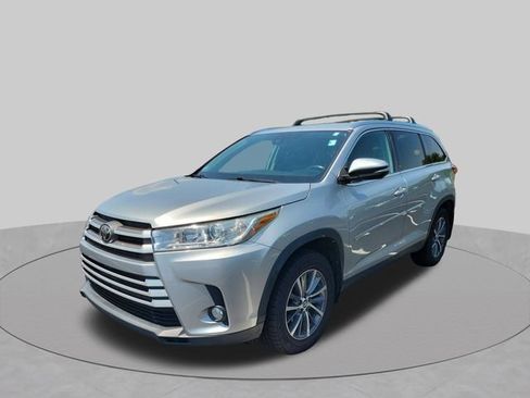 Used 2019 Toyota Highlander XLE AWD/4WD image 12