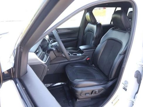 Used 2024 Jeep Grand Cherokee Altitude AWD/4WD image 8