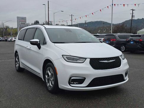 Used 2023 Chrysler Pacifica Limited image 7