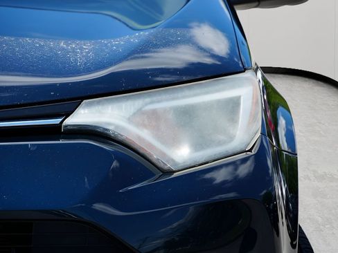 Used 2017 Toyota RAV4 LE FWD image 4