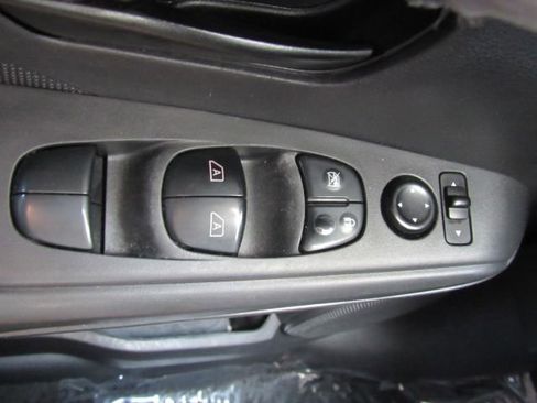 Used 2021 Nissan Kicks S image 28