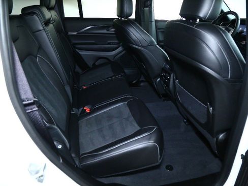 Used 2025 Jeep Grand Cherokee Altitude image 32