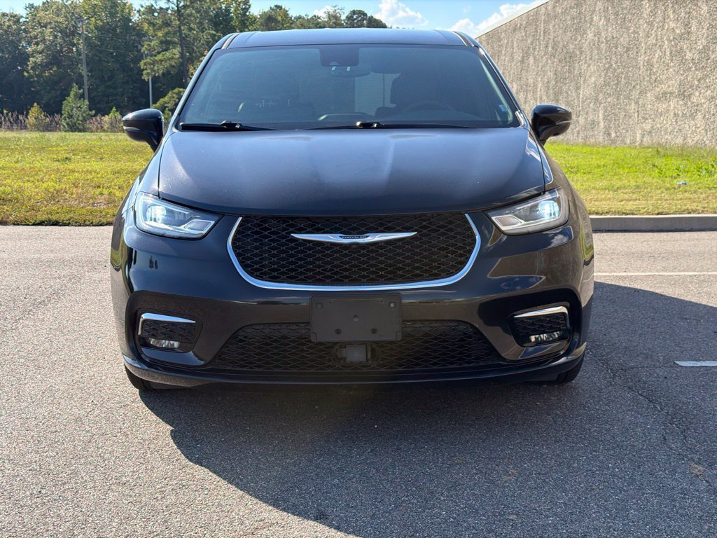 Used 2025 Chrysler Pacifica Select FWD image 2