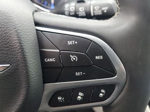 Certified 2024 Chrysler Pacifica Touring-L image 11