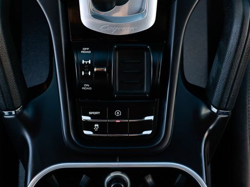 Used 2014 Porsche Cayenne Platinum Edition image 44