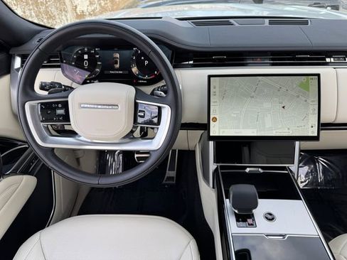 Used 2025 Land Rover Range Rover SE AWD/4WD image 4