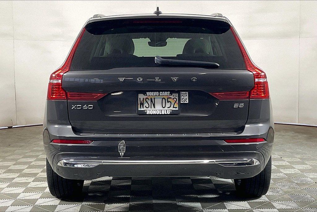Used 2022 Volvo XC60 B5 Inscription w/ Advanced Package FWD image 3