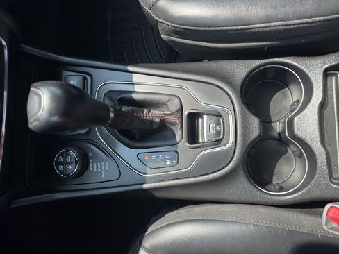 Used 2019 Jeep Cherokee Trailhawk AWD/4WD image 22