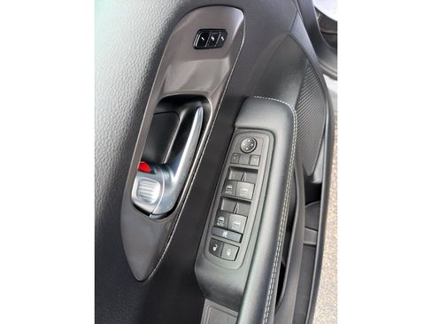 Used 2025 Chrysler Pacifica Select FWD image 11