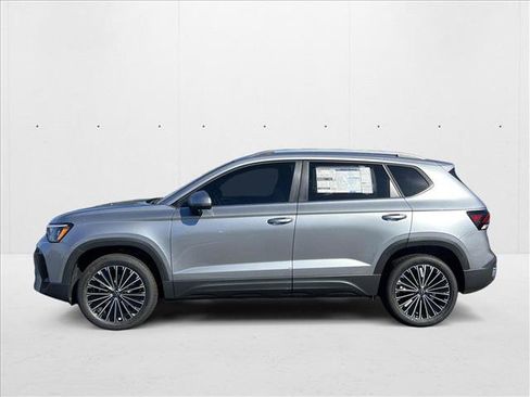 New 2025 Volkswagen Taos SE image 9