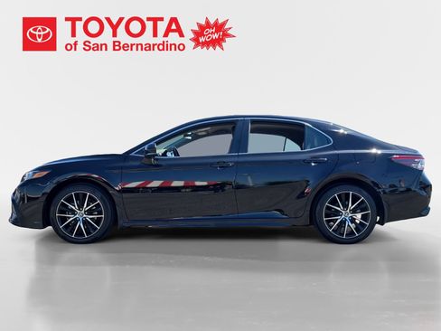 Certified 2022 Toyota Camry SE FWD image 2