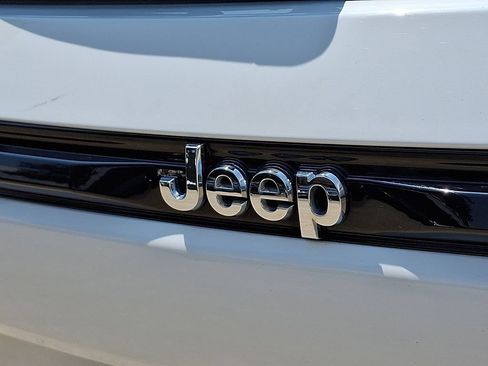 Used 2023 Jeep Grand Cherokee Laredo AWD/4WD image 29