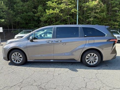 Used 2022 Toyota Sienna XLE FWD image 4